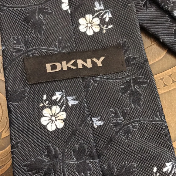 Vintage DKNY Made in USA Blue Floral Silk Tie - Picture 5 of 8